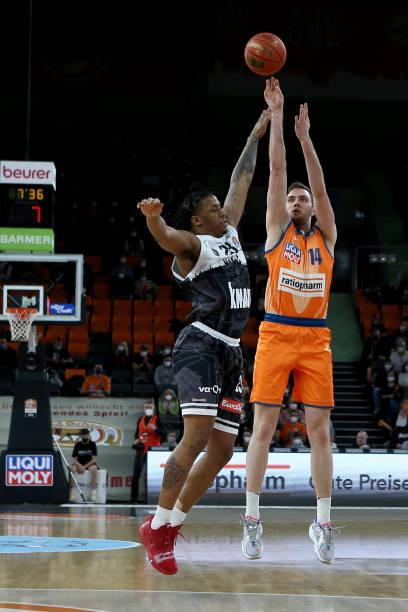 已故篮球巨 已故篮球巨